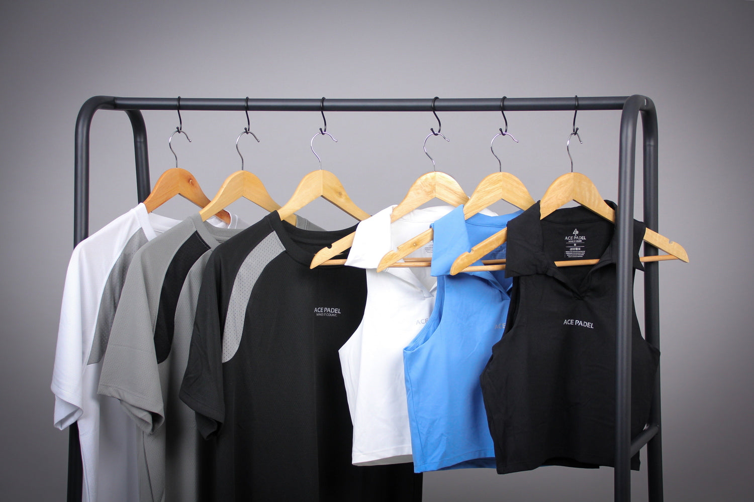 Ace Padel Kleidung hängt an einem Kleiderständer