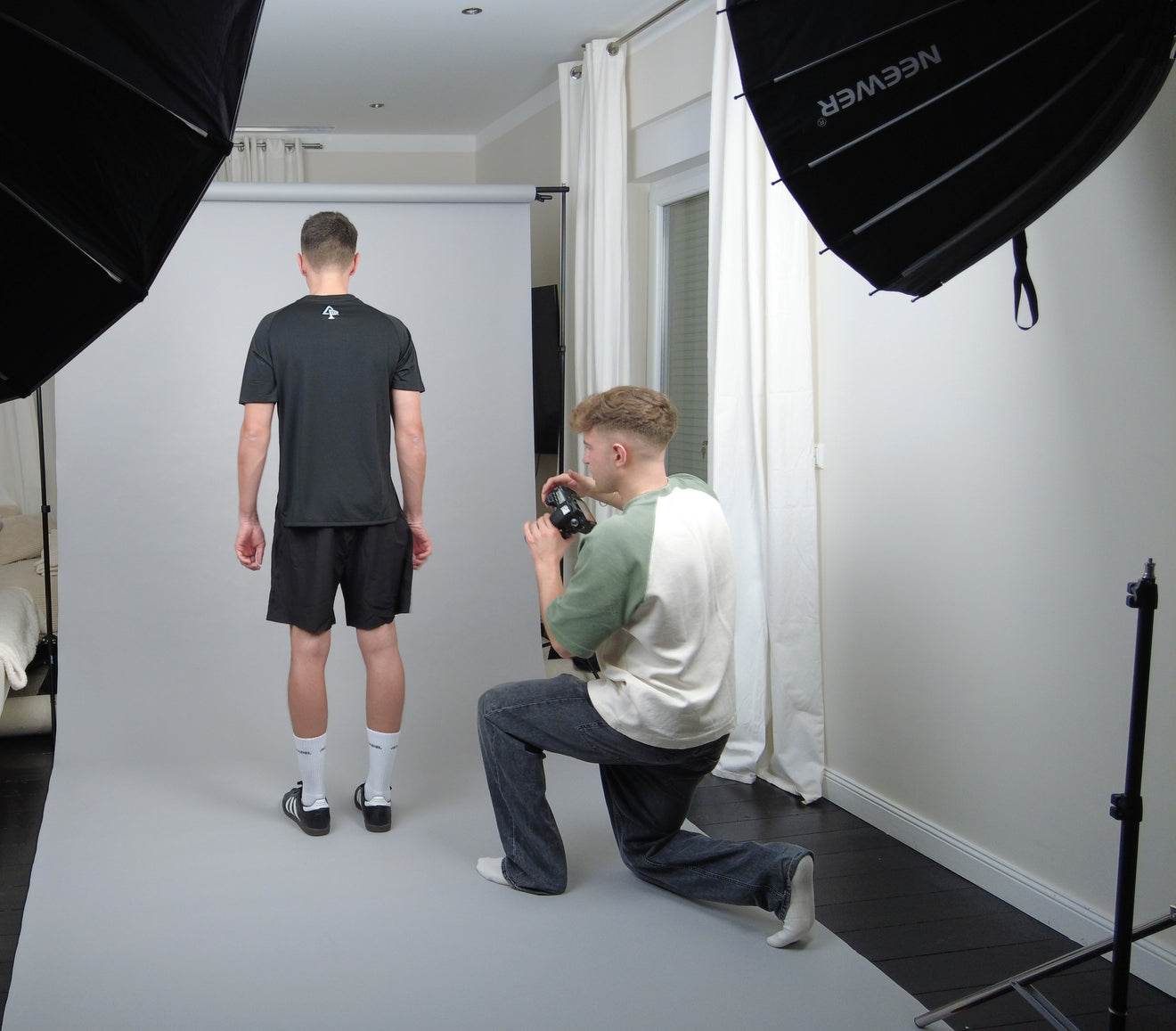ACE PADEL Gründer fotografiert ein Model im Studio