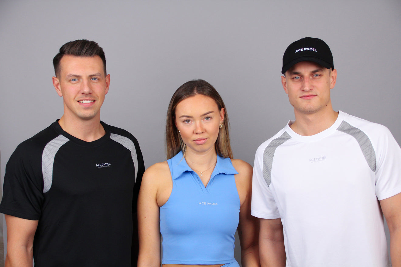 Zwei Männer und eine Frau tragen ACE PADEL Kleidung im Studio